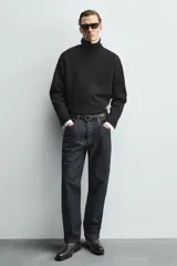 Bota marrón de cuero con estampado de cocodrilo, corte a la altura del tobillo, punta fina y cierre lateral con cremallera.