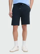 Pantalón corto azul marino tipo bermuda, de corte clásico y diseño liso.