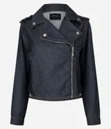 Campera estilo biker confeccionada en denim oscuro, con diseño estructurado, cuello con solapas, cierre frontal asimétrico y botones a presión metálicos.