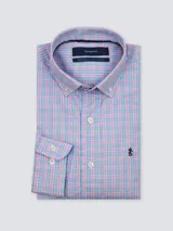Camisa de hombre de manga larga con diseño a cuadros en tonos azules y blancos, cuello abotonado y logo bordado en el pecho.