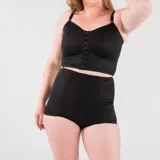 Top negro de faja de alta contención para post-operatorio de mamas, con breteles elásticos regulables y broches delanteros reforzados.