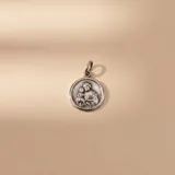 Medalla circular de plata 925 con relieve de San José y el niño Jesús. Diseño clásico con acabado envejecido.