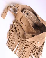 Cartera tipo shoulder bag de cuero gamuzado color suela, con diseño de flecos en la base y detalle de tachas metálicas en los laterales. Cuenta con correa regulable y forro interior.