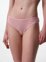 Bombacha tipo colaless de tela punto rib con textura acanalada, color rosa claro. Presenta ribetes elásticos en cintura y piernas para un ajuste suave y cómodo.