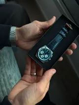 Reloj cronógrafo Poedagar 970 Huston Blue con caja de acero inoxidable, esfera de color verde azulado con subesferas plateadas, indicador de fecha y correa de cuero negro con textura de cocodrilo.