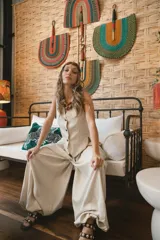 Pantalón negro de tiro alto y corte palazzo.