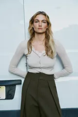 Conjunto de chaqueta de punto de cuello redondo y manga larga con cierre frontal de botones, combinada con un top interior de escote en pico con detalles de encaje.