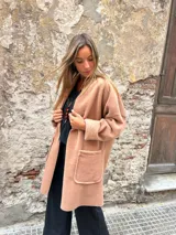 Tapado de lana y viscosa color camel, de diseño desestructurado y estilo oversize. Presenta corte recto, mangas largas con puños vueltos y dos bolsillos frontales aplicados.