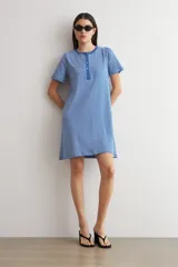 Vestido corto de algodón con estampado de rayas horizontales azules y blancas, diseño de manga corta, cuello redondo y cartera frontal con botones.