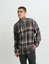 Camisa de franela de manga larga con estampado de cuadros escoceses, cuello button-down y cierre frontal con botones.