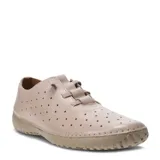 Zapatos casuales de cuero color crema, con diseño perforado en toda la superficie, cordones elásticos y suela de goma flexible.