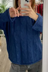 Sweater azul tejido con diseño de espiga, de manga larga y cuello redondo.