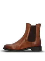 Botín estilo Chelsea color suela, confeccionado en cuero con paneles elásticos laterales en color marrón oscuro. Presenta punta redonda, taco cuadrado bajo y suela de goma.