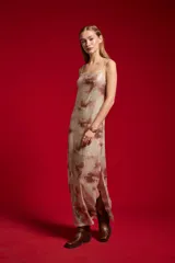 Vestido midi de poliéster cubierto de lentejuelas con estampado multicolor, diseño ajustado al cuerpo, cuello buche y tirantes finos regulables.