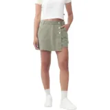 Short pollera verde militar de gabardina, con diseño cruzado en el frente y detalle de botones metálicos.