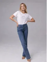 Remera de algodón blanca con cuello redondo y mangas cortas. Presenta un estampado circular en el centro del pecho con la inscripción Cruda Uruguay.