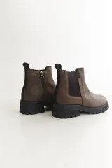 Botas Chelsea negras de cuero con elástico lateral, suela track y tirador trasero.