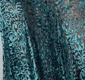 Top de encaje de terciopelo negro con diseño de arabescos, de manga larga y cierre frontal con lazos.