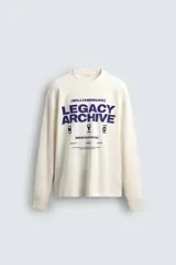 Camiseta de manga larga con cuello redondo, corte relaxed fit y tejido con estructura waffle. Presenta estampados y bordados combinados a contraste en el delantero.