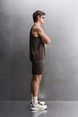 Musculosa deportiva de running en tejido ligero y perforado de color marrón, con cuello redondo y diseño sin mangas.