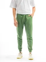 Pantalón deportivo de felpa color verde jaspeado, con puños elásticos en los tobillos y cordón ajustable en la cintura.