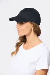 Gorro con visera de lona de algodón color negro, con detalles bordados tonales.