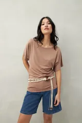 Remera color café de manga corta de modal, cuello bote y frunces en los laterales.