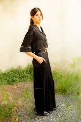 Pantalón de vestir negro con estampado animal print, corte palazzo y cintura alta.