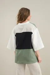 Camisa de lino de calce relajado, con cuello mao, mangas cortas y un diseño de bloques de color en tonos blanco, verde militar, tostado y negro. Cuenta con cierre frontal de botones.