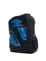 Mochila negra con diseño gráfico abstracto en azul vibrante y logo Umbro en azul. Posee bolsillo lateral de malla para botella y tiradores de cierre azules.