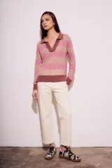 Sweater de viscosa y nylon a rayas horizontales en tonos rosa y beige, con cuello polo y mangas largas.