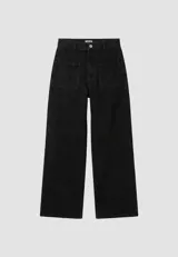 Jean de corte wide leg y tiro medio-alto, color negro lavado. Presenta bolsillos cuadrados frontales y cierre con botón metálico.