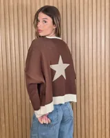 Buzo de punto color marrón con diseño de estrella grande en la espalda y detalles en color beige en el cuello, puños y ruedo, de manga larga y calce holgado.