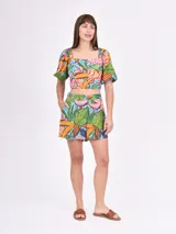 Blusa corta negra con escote cuadrado, mangas abullonadas 3/4 y cierre frontal con botones.