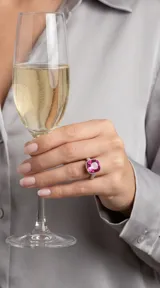 Anillo de plata con cristal cuadrado fucsia facetado y engaste con circonias en la banda.