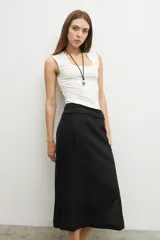 Falda midi negra de lino, con cintura alta y lazo ajustable, y tajos laterales.