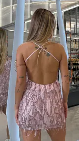 Vestido corto rosado con tirantes finos ajustables, escote en V y decoración completa de flecos brillantes y lentejuelas.