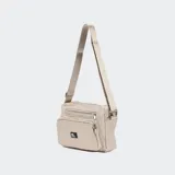 Bandolera color verde oliva, de tamaño pequeño, con correa larga regulable, múltiples bolsillos con cierre y logo de la marca en la parte inferior.