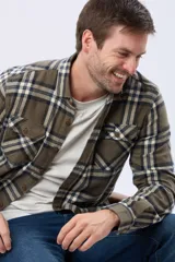 Sobrecamisa de hombre a cuadros tipo leñadora en tonos verde militar, azul marino y beige, con botones marrones y dos bolsillos frontales con solapa.