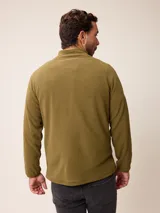 Sweater de polar negro con cuello alto y cierre frontal parcial. Presenta mangas largas con puños elásticos y un pequeño logo bordado en el pecho.