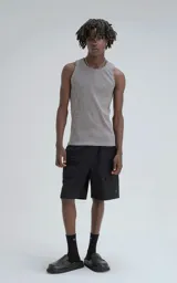 Musculosa básica gris de tela morley con moldería slim-fit y bordes deshilachados en cuello y sisas.