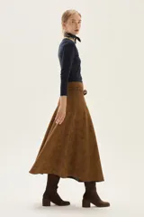 Remera de manga larga color marrón, con escote en V y calce al cuerpo.