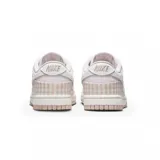 Championes Nike Dunk Low con diseño de paneles en cuero liso rosado y superposiciones de tela con estampado de cuadros vichy en tonos rosado y blanco. Presenta el logo Swoosh lateral en cuero blanco, cordones al tono y suela de goma en color rosado.