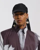 Gorra con visera curva y sistema de ajuste trasero. Incluye pañuelo integrado de seda con estampado abstracto en tonos grises y blancos.