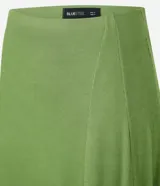 Pollera midi evasé color verde oliva, confeccionada en tejido rib con viscosa certificada y bajo asimétrico.