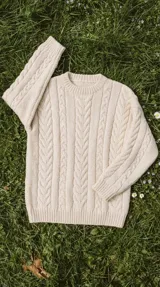 Sweater de lana merino virgen natural sin teñir, con diseño de trenzas clásicas en toda la prenda, cuello redondo y puños y ruedo acanalados.