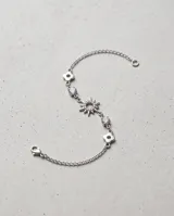 Pulsera de plata 925 con diseño de cadena fina, dije central en forma de sol adornado con circonias y pequeños detalles brillantes a lo largo de la estructura.