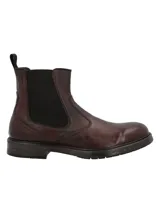 Botín estilo Chelsea para hombre, confeccionado en cuero italiano de color marrón con acabado envejecido. Presenta paneles laterales elásticos, tirador en la parte trasera y suela de goma con textura antideslizante.