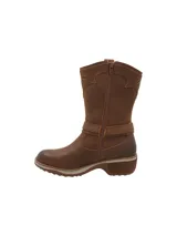 Bota de caña media estilo texano confeccionada en cuero color café, con detalles de costuras decorativas en la parte superior y una tira con hebilla metálica ajustable en el tobillo. Cuenta con suela de goma con tecnología de amortiguación y taco cuadrado.