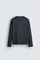 Camiseta de manga larga con cuello panadero y cierre frontal de botonadura, de corte relajado.